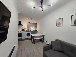 Stylish 1 Bedroom Flat Near Bridgend Town Centre