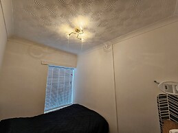 Stylish 1 Bedroom Flat Near Bridgend Town Centre