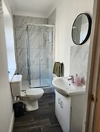 Stylish 1 Bedroom Flat Near Bridgend Town Centre