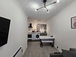 Stylish 1 Bedroom Flat Near Bridgend Town Centre