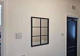 Stylish 1 Bedroom Flat Near Bridgend Town Centre