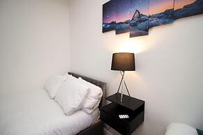 Comfortable 5-bedroom Home Free Parking