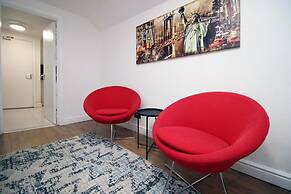 Comfortable 5-bedroom Home Free Parking