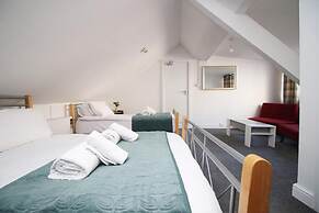 Comfortable 5-bedroom Home Free Parking