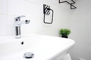 Comfortable 5-bedroom Home Free Parking