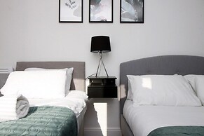 Comfortable 5-bedroom Home Free Parking