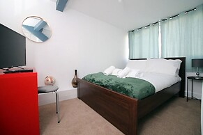 Comfortable 5-bedroom Home Free Parking