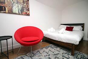 Comfortable 5-bedroom Home Free Parking