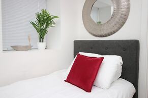 Comfortable 5-bedroom Home Free Parking