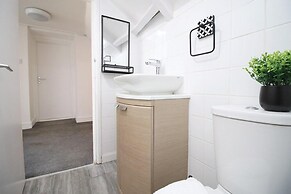 Comfortable 5-bedroom Home Free Parking