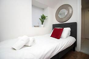 Comfortable 5-bedroom Home Free Parking