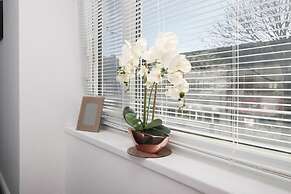 Comfortable 5-bedroom Home Free Parking