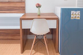 Comfy And Homey Studio At Sky View Apartment