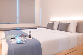 Cozy And Well Furnished Studio Collins Boulevard Apartment