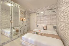 Homey And Well Furnished Studio At Bassura City Apartment