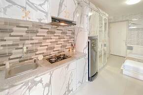 Homey And Well Furnished Studio At Bassura City Apartment