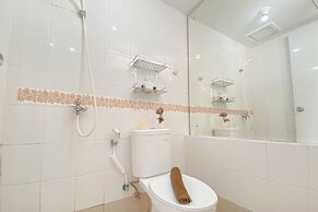 Homey And Well Furnished Studio At Bassura City Apartment