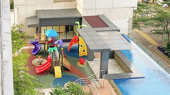 Spacious And Homey 2Br Apartment With Private Lift At The Kencana Resi