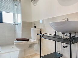 Homey And Modern Look 3Br At Meikarta With Balcon Apartment