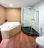 Ruean Phae Royal Park Hotel