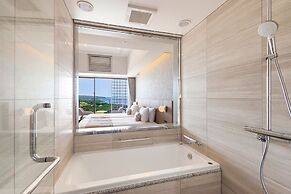 Hotel Shigira Mirage Beach Front