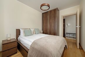 Spacious Apartment for 6 by Renters