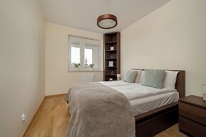 Spacious Apartment for 6 by Renters