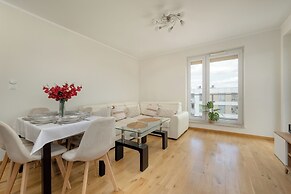 Spacious Apartment for 6 by Renters