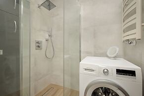 Spacious Apartment for 6 by Renters