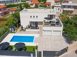 Villa Dreamin With Heated Pool & Hot Tub