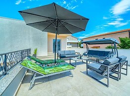 Villa Dreamin With Heated Pool & Hot Tub