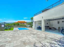 Villa Dreamin With Heated Pool & Hot Tub