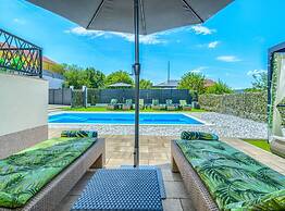 Villa Dreamin With Heated Pool & Hot Tub