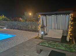Villa Dreamin With Heated Pool & Hot Tub