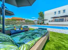 Villa Dreamin With Heated Pool & Hot Tub