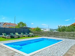 Villa Dreamin With Heated Pool & Hot Tub