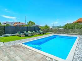 Villa Dreamin With Heated Pool & Hot Tub