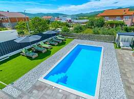 Villa Dreamin With Heated Pool & Hot Tub