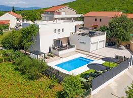 Villa Dreamin With Heated Pool & Hot Tub