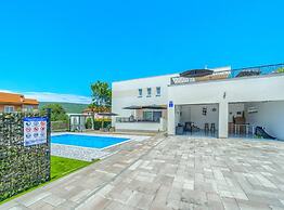 Villa Dreamin With Heated Pool & Hot Tub