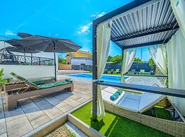 Villa Dreamin With Heated Pool & Hot Tub
