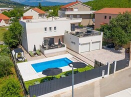 Villa Dreamin With Heated Pool & Hot Tub