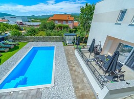 Villa Dreamin With Heated Pool & Hot Tub