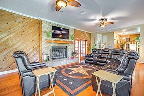 Onalaska Home w/ Game Room, Sunroom & Lake View!