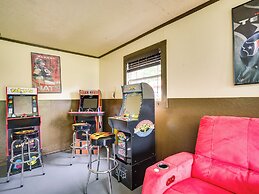 Onalaska Home w/ Game Room, Sunroom & Lake View!