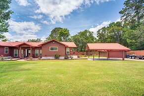 Onalaska Home w/ Game Room, Sunroom & Lake View!