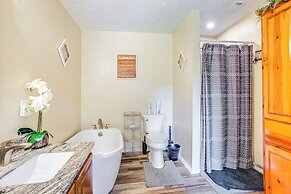 Onalaska Home w/ Game Room, Sunroom & Lake View!