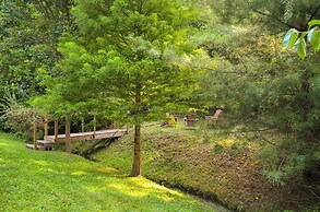 Campton Cottage w/ Hot Tub, Near Hiking + Climbing