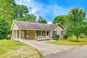 Campton Cottage w/ Hot Tub, Near Hiking + Climbing