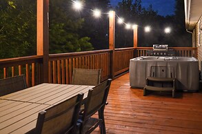 Campton Cottage w/ Hot Tub, Near Hiking + Climbing